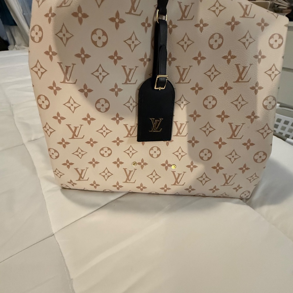 Louis Vuitton - Picture 4 of 15
